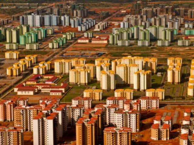 AfricaFactsZone's tweet photo. Angola has Africa’s largest urban housing project, the Kilamba Kiaxi social housing project, which was built on 3.31 million square meters.

It contains 34,000 apartments in 14 provinces.

It was aimed at rebuilding the country’s infrastructure after a 27-year civil war. https://t.co/3gs3pgzht4
