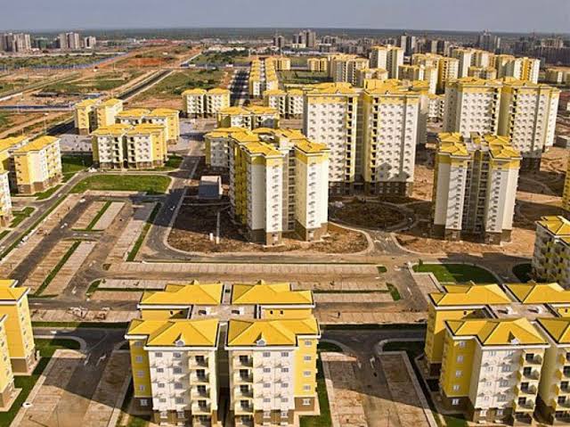 AfricaFactsZone's tweet photo. Angola has Africa’s largest urban housing project, the Kilamba Kiaxi social housing project, which was built on 3.31 million square meters.

It contains 34,000 apartments in 14 provinces.

It was aimed at rebuilding the country’s infrastructure after a 27-year civil war. https://t.co/3gs3pgzht4