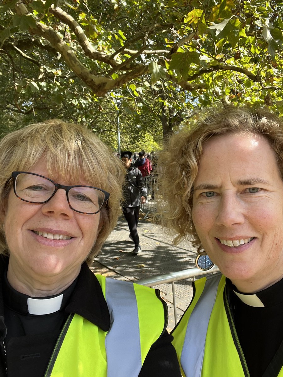 bishopSarahM's tweet photo. Inspiring people and conversations as we walked from @Southwarkcathed to #SouthwarkPark as part of the #FaithTeam chaplaincy to #TheQueue today @MargaretCave https://t.co/oAgyobNTsH