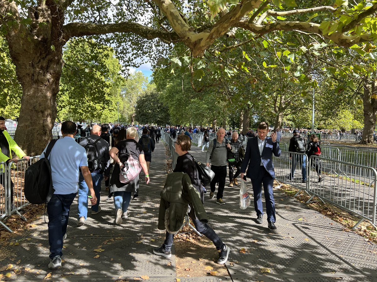 bishopSarahM's tweet photo. Inspiring people and conversations as we walked from @Southwarkcathed to #SouthwarkPark as part of the #FaithTeam chaplaincy to #TheQueue today @MargaretCave https://t.co/oAgyobNTsH