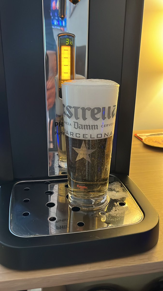 BARNAG00's tweet photo. @PoorPints my mate's wife just poured this for him 😨 @Smudge48DEFI https://t.co/toI4vKFFlQ