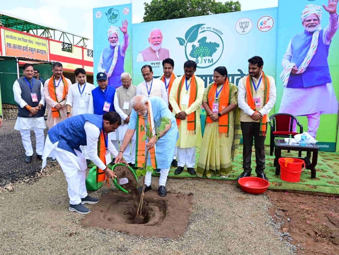 sKs__WORLD's tweet photo. देश के यशस्वी प्रधानमंत्री श्री @narendramodi जी ने अपने जन्मदिन के अवसर पर युवा मोर्चा के वृहद #हरा_भरा_मध्यप्रदेश अभियान के अंतर्गत पौधारोपण किया।
#MPWelcomesModiji
#HappyBdayModiji #bjymnsp @Priyank_bjym @BJP4Narsinghp @Prakhardubeybjp #Plant @vaibhavpawarmp @rohit_chahal https://t.co/oZSczjuYws