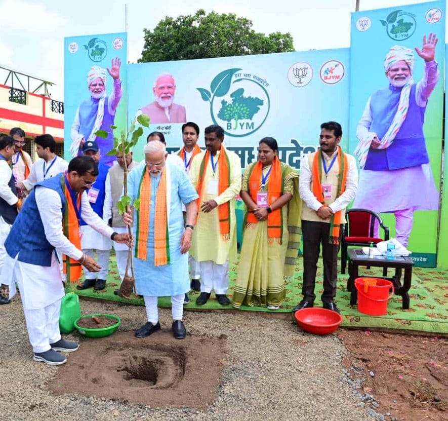 sKs__WORLD's tweet photo. देश के यशस्वी प्रधानमंत्री श्री @narendramodi जी ने अपने जन्मदिन के अवसर पर युवा मोर्चा के वृहद #हरा_भरा_मध्यप्रदेश अभियान के अंतर्गत पौधारोपण किया।
#MPWelcomesModiji
#HappyBdayModiji #bjymnsp @Priyank_bjym @BJP4Narsinghp @Prakhardubeybjp #Plant @vaibhavpawarmp @rohit_chahal https://t.co/oZSczjuYws