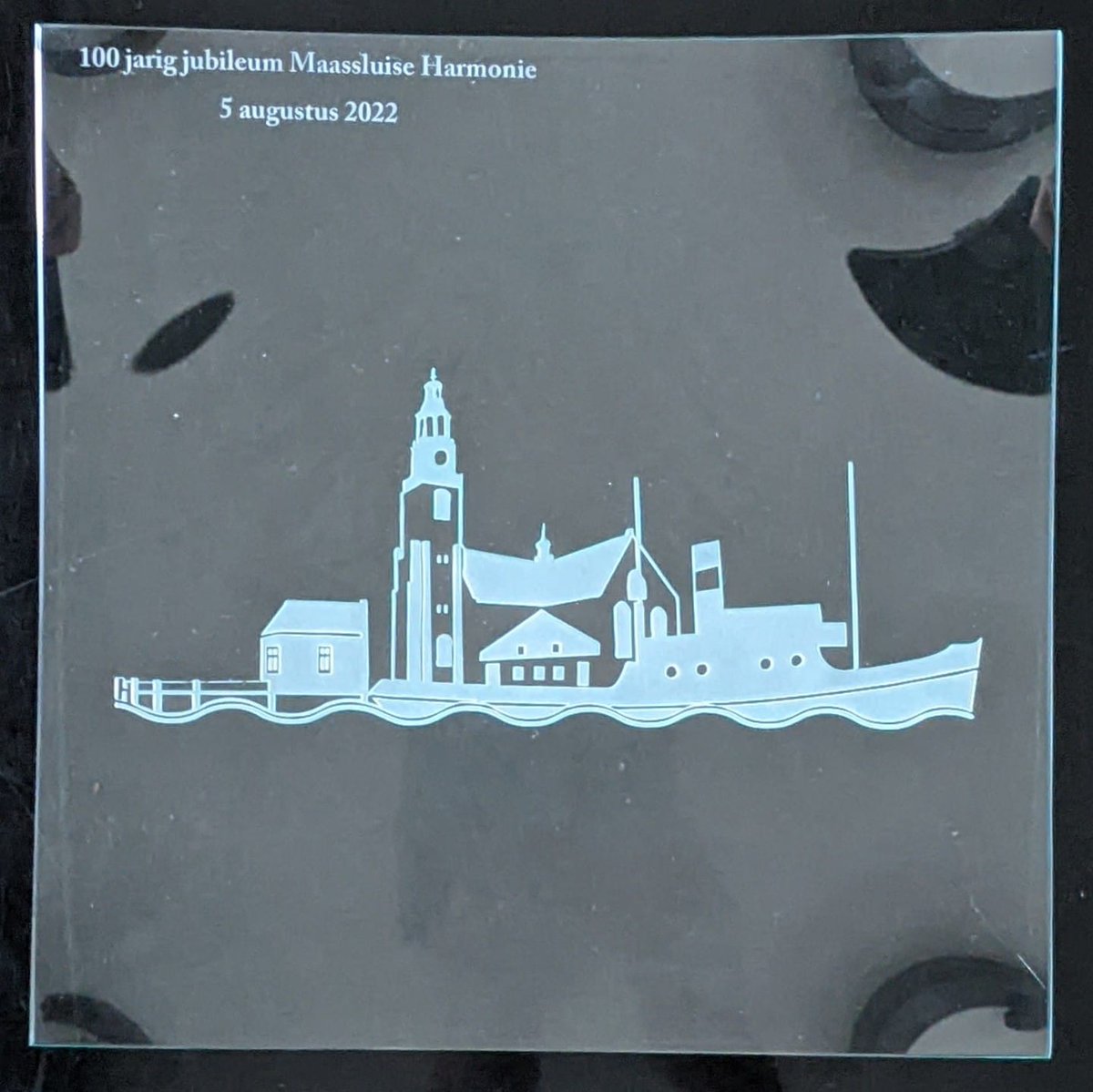 Tijdens het succesvolle Festival op 17 september in <a href="/theaterkonhof/">Theater Koningshof</a> ontvingen we #DeGlazenSchaal van de <a href="/Gem_Maassluis/">Gemeente Maassluis</a> uit handen van #wethouder <a href="/corinebronsveld/">Corine Bronsveld</a> #mooicadeau voor ons 100 jarig jubileum.