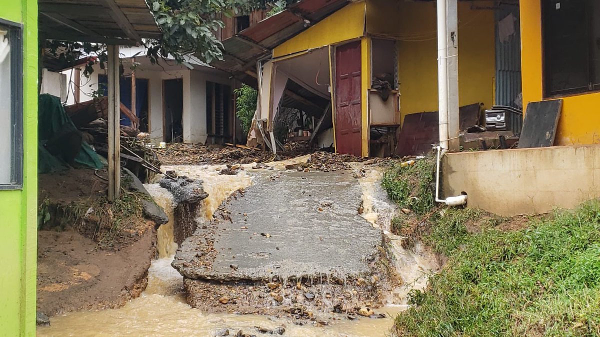dcalderonfp's tweet photo. #Aserri #Salitrillos continuamos en labores de evacuación y apoyo en coordinación con la @CNECostaRica https://t.co/oX41VH7aMq