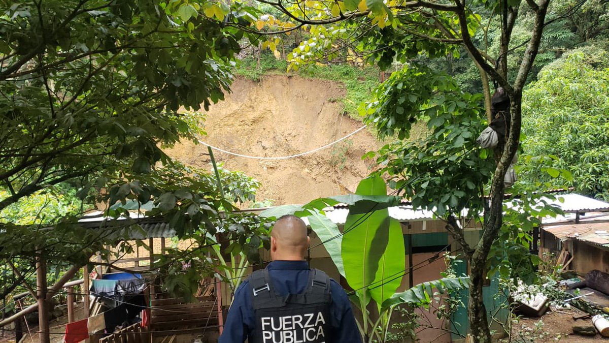 dcalderonfp's tweet photo. #Aserri #Salitrillos continuamos en labores de evacuación y apoyo en coordinación con la @CNECostaRica https://t.co/oX41VH7aMq