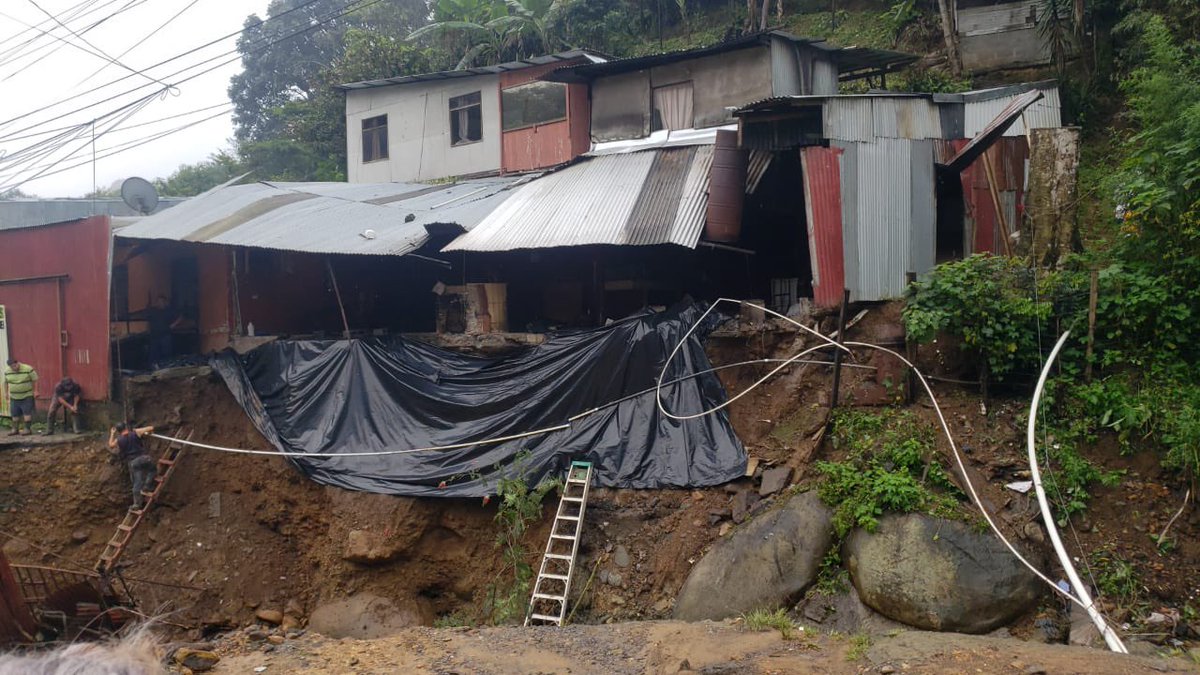 dcalderonfp's tweet photo. #Aserri #Salitrillos continuamos en labores de evacuación y apoyo en coordinación con la @CNECostaRica https://t.co/oX41VH7aMq