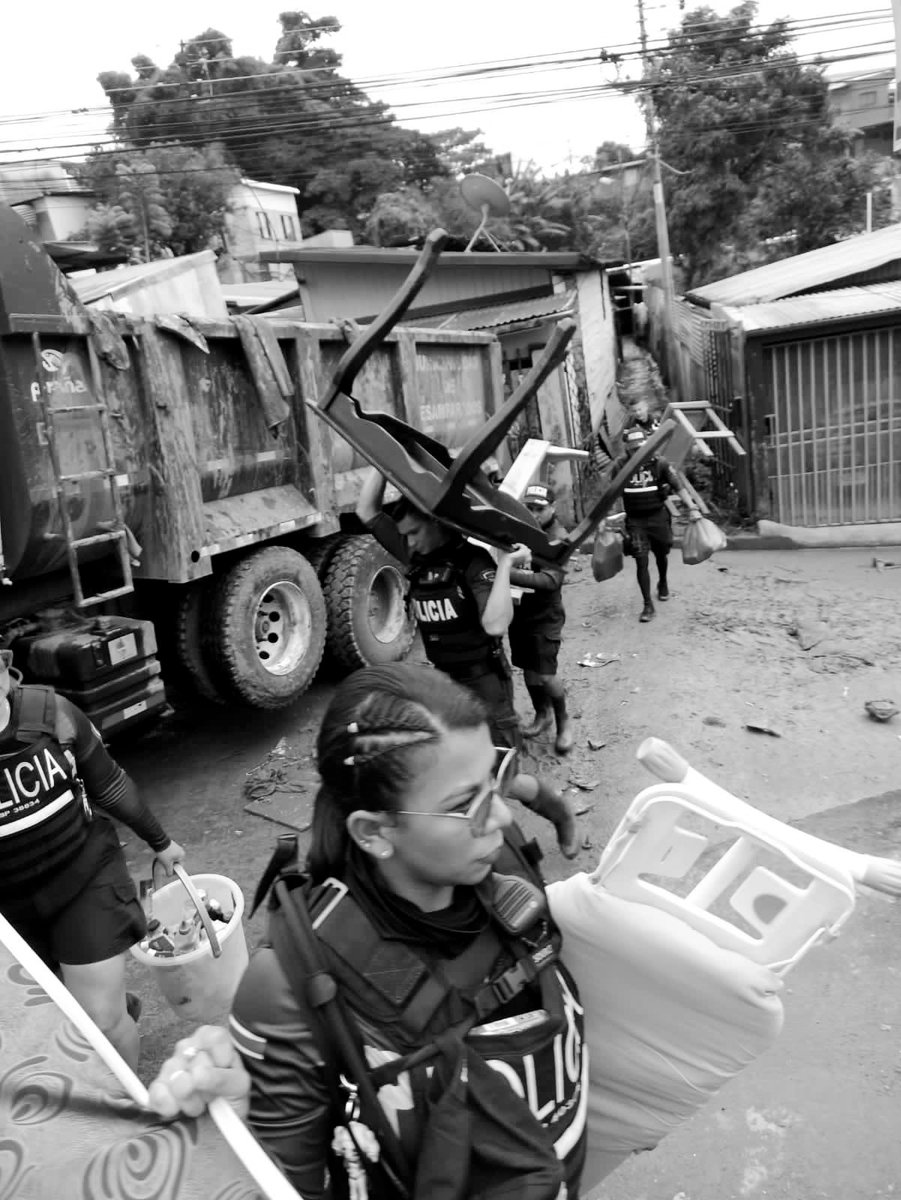 dcalderonfp's tweet photo. #Aserri #Salitrillos continuamos en labores de evacuación y apoyo en coordinación con la @CNECostaRica https://t.co/oX41VH7aMq