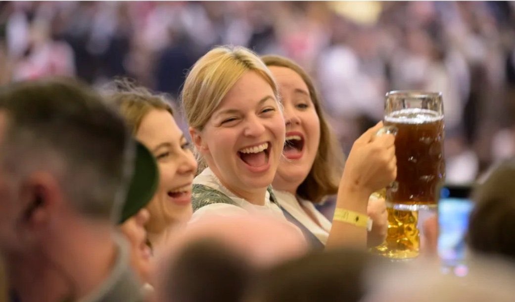 LotfiMhamdi4's tweet photo. @KathaSchulze Falls erklärt wird das es nur für das Foto war. Siehe diese Fotos, wie ausgelassen gefeiert wird von diesen Heuchlern.
Übrigens die Kollegen hier haben zum größten Teil auch mit ja gestimmt. https://t.co/hOGLRMsIsL