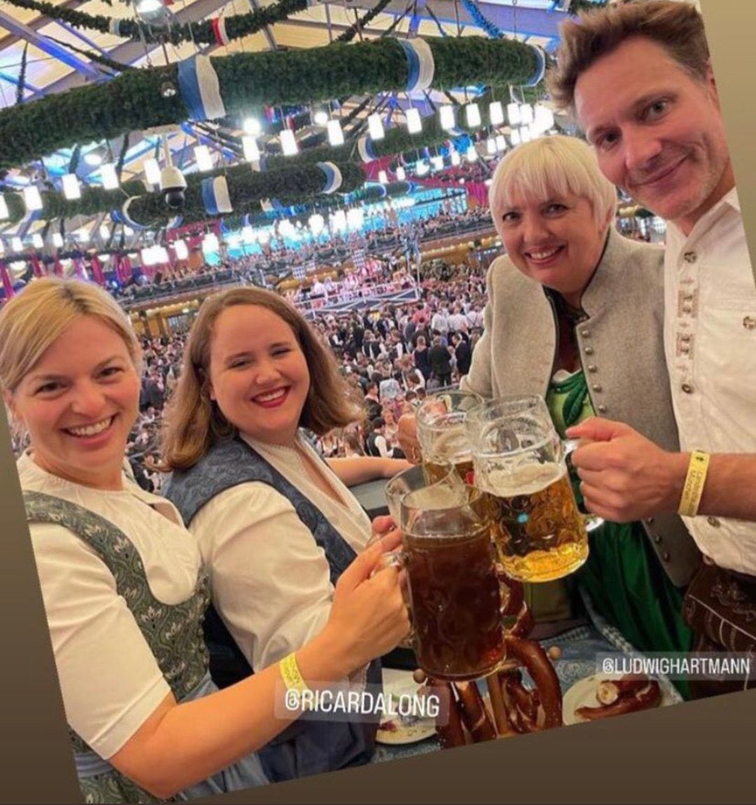 LotfiMhamdi4's tweet photo. @KathaSchulze Falls erklärt wird das es nur für das Foto war. Siehe diese Fotos, wie ausgelassen gefeiert wird von diesen Heuchlern.
Übrigens die Kollegen hier haben zum größten Teil auch mit ja gestimmt. https://t.co/hOGLRMsIsL