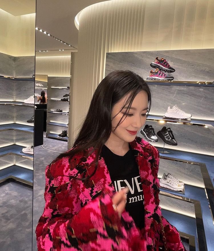 gidle___ir's tweet photo. 🤎آپدیت پست اینستاگرام شوهوا🤎
—
خوشکل و دوست‌داشتنی
ورساچه*مرسی که دعوتم کردید 
لطفا کلی بهم عشق بدید💕
—
@G_I_DLE
#SHUHUA #여자아이들 #슈화 https://t.co/uDYBzXWAze