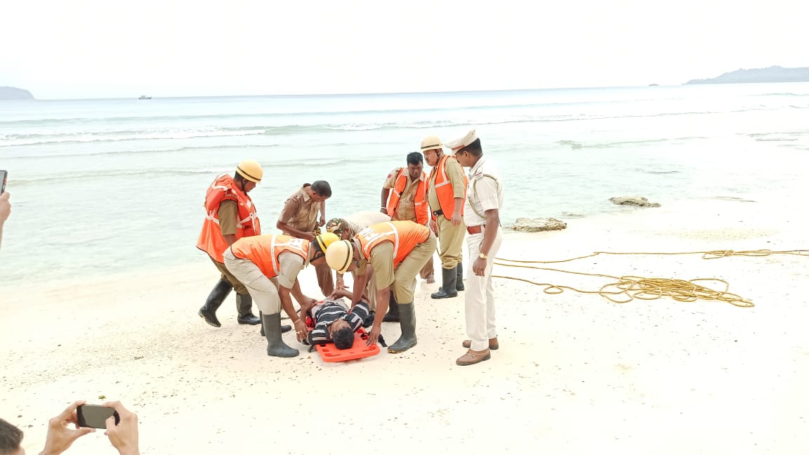 FireService_ANP's tweet photo. Joint #MockDrill was conducted by #FSShaheedDweep &amp; #PSShaheedDweep at Sunset Point,Shaheed Dweep on 18/9/22.Fire &amp; Police Teams participated in the exercise &amp; demonstrated Rescue operations during drowning emergency situation followed by #firstaid &amp; #CardioPulmonaryResuscitation https://t.co/L18WUkJGkm