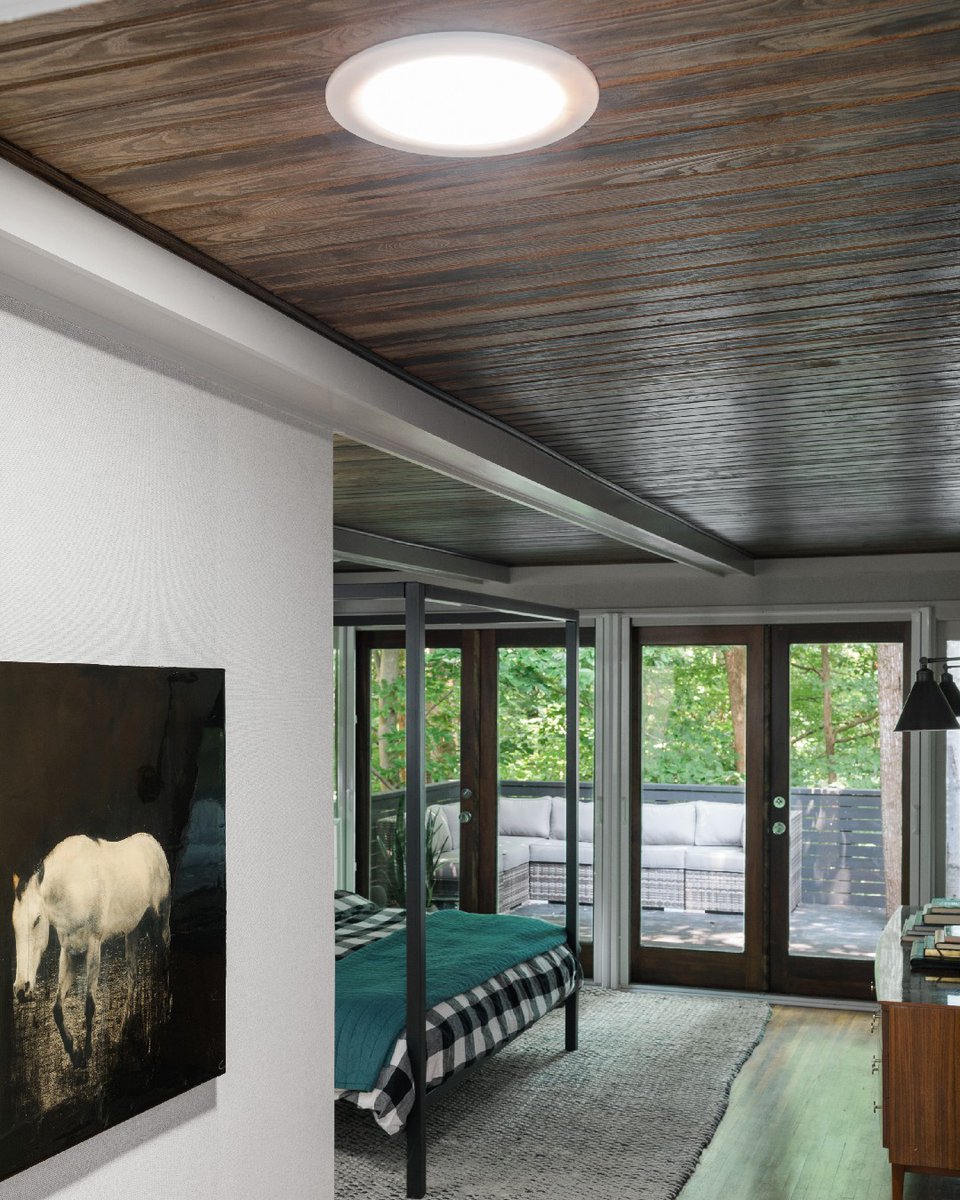 VELUXAmerica's tweet photo. #SunTunnelSunday Tip: Give your space a high-end look by adding #naturallight to enhance dark accents. #BrianPatrickFlynn added a #SunTunnel to bring out the true colors of this dark wood ceiling & make the wall art pop. Explore more #roomtransformations: https://t.co/r0TW8oYLHF https://t.co/4BRKjM7pba