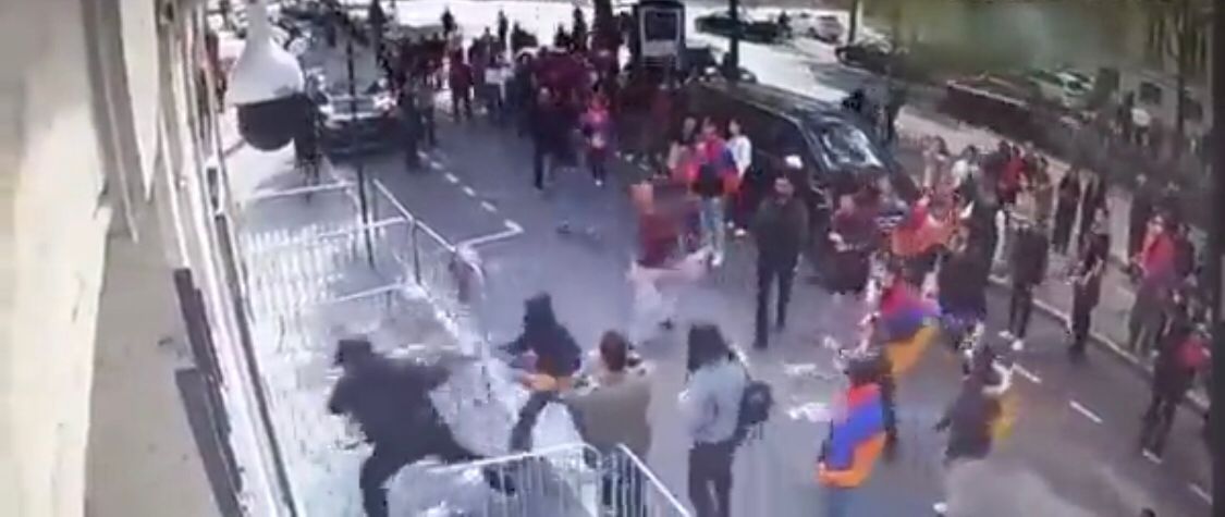 Qunayavs's tweet photo. Armenians attacked the Azerbaijani embassy in France.
 French law enforcement agencies did not properly organize the protection of the embassy building.
 #StopArmenianAggression
 #StopArmenianLies
#DontBelieveArmenia
@CNN
@BBCWorld https://t.co/lR0hGCeb0d