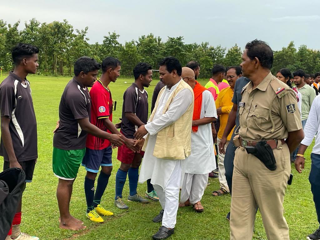 Bishweswar_Tudu's tweet photo. ମୟୁରଭଞ୍ଜ ଜିଲ୍ଲା ବାରିପଦା ର ସଙ୍ଖଭଙ୍ଗା ଠାରେ ମୟୁରଭଞ୍ଜ ଫୁଟବଲ ଏକାଡେମି ଟ୍ରଷ୍ଟ ଏବଂ #PRMM କ୍ଲବ ର ମିଳିତ ଆନୁକୂଲ୍ୟରେ ଆୟୋଜିତ ଫୁଟବଲ ଟୁର୍ଣ୍ଣାମେଣ୍ଟ ର ଉଦଘାଟନ ଉତ୍ସବରେ ମୁଖ୍ୟ ଅତିଥି ଭାବେ ଯୋଗଦେଇ ଖେଳାଳି ମାନଙ୍କୁ ଉତ୍ସାହିତ କରିଥିଲି I
#AzadiKaAmritMahotsav #football #Mayurbhanj #baripada https://t.co/K717fnyavn