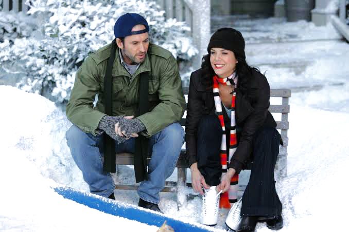 benophiecinema's tweet photo. the reason my standards for love are so high is bc i watched luke build a whole ice rink for lorelai after she started to fall out of love with snow and he didn’t want her to be grumpy about things like him and then proceeded to tell her it was no big deal https://t.co/jC6YGlc87v