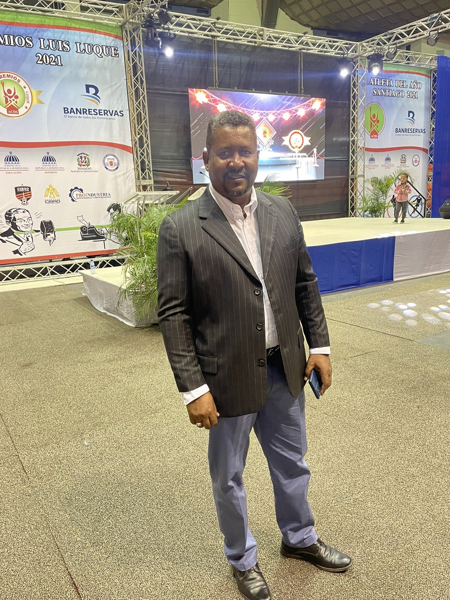 ACDPOP037's tweet photo. Elvis Gutiérrez, presidente de la Asociación de Cronistas Deportivos de Puerto Plata (ACDPOP), presente en los premios Luis Luque de la Asociación de Cronistas de Santiago (ACDS).

@CabreraAmerico @americotv https://t.co/PrvZAdST9J