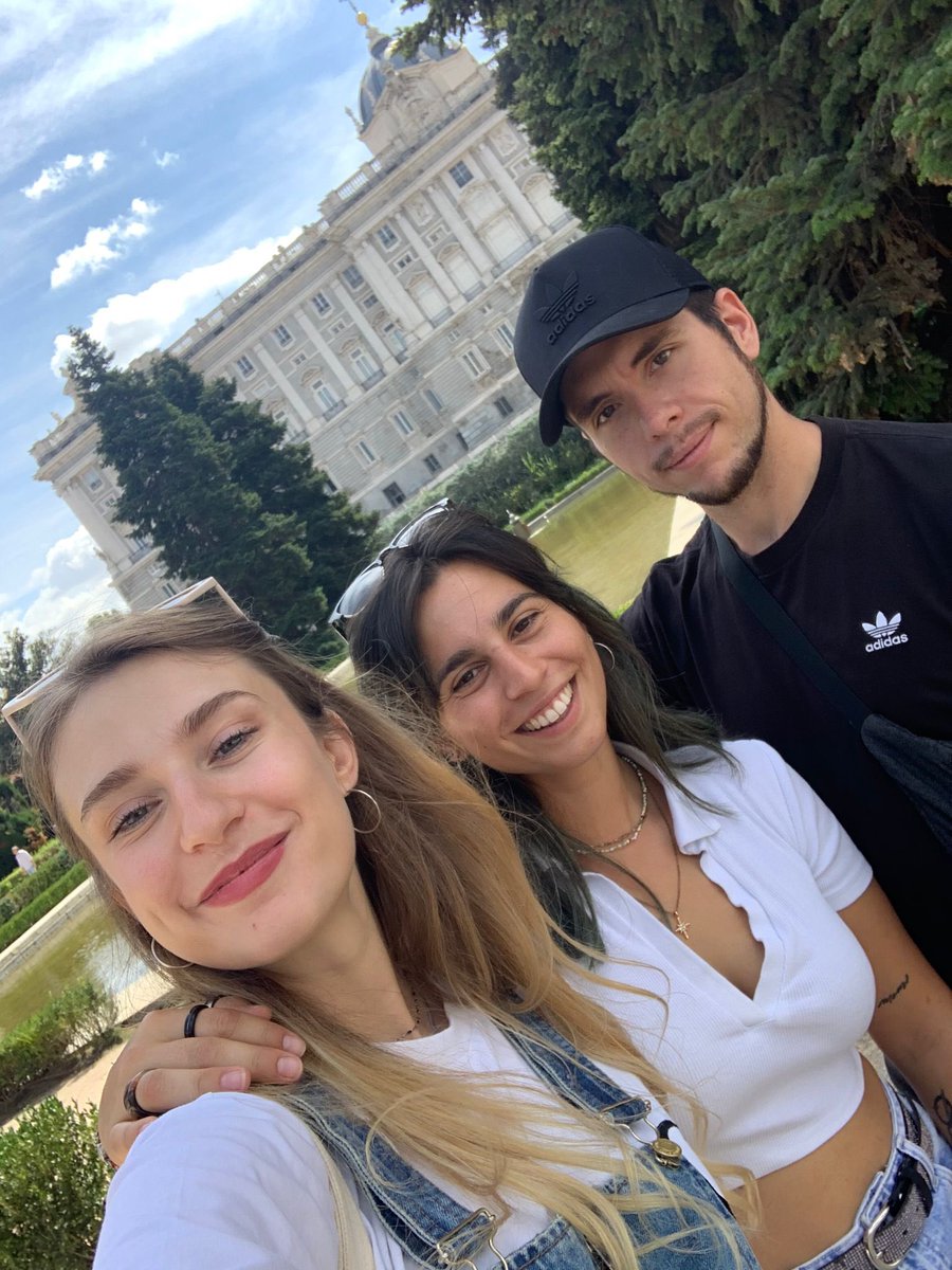 Carlichis90's tweet photo. Siempre rodeado de gente guapa @taniapda_ @Claudiiasimon https://t.co/NbmGYiyJN5