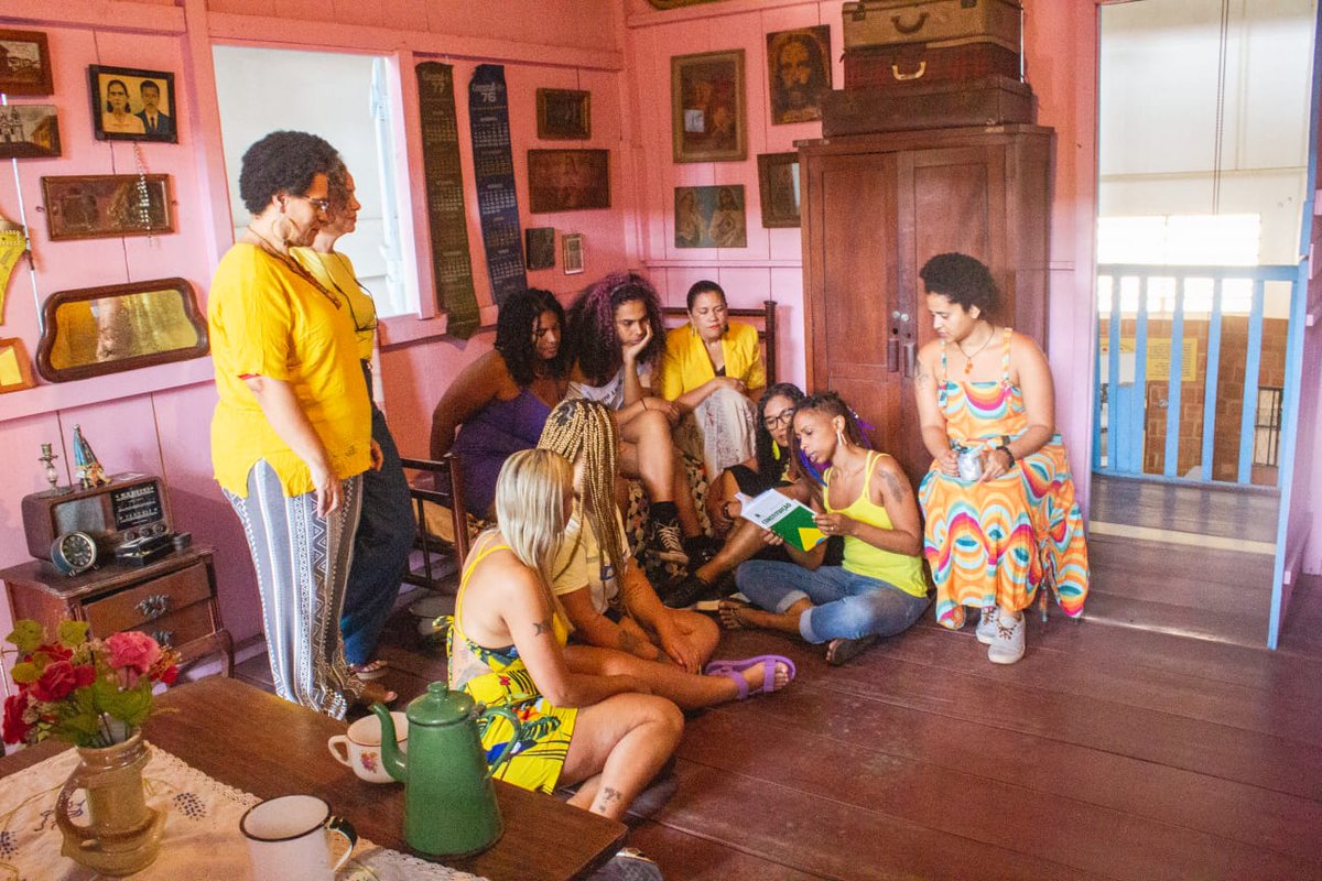 FrenteMare's tweet photo. É HOJE! UM DOMINGO NO MUSEU! O Cine Coletivona Maré de Independência edição 2022 às 18h no @museudamare!

São 10 filmes inéditos de mulheres mareenses. Após a exibição, vai rolar um bate papo sobre Constituição. #frentemare #coletivona https://t.co/GabPnFOcSa