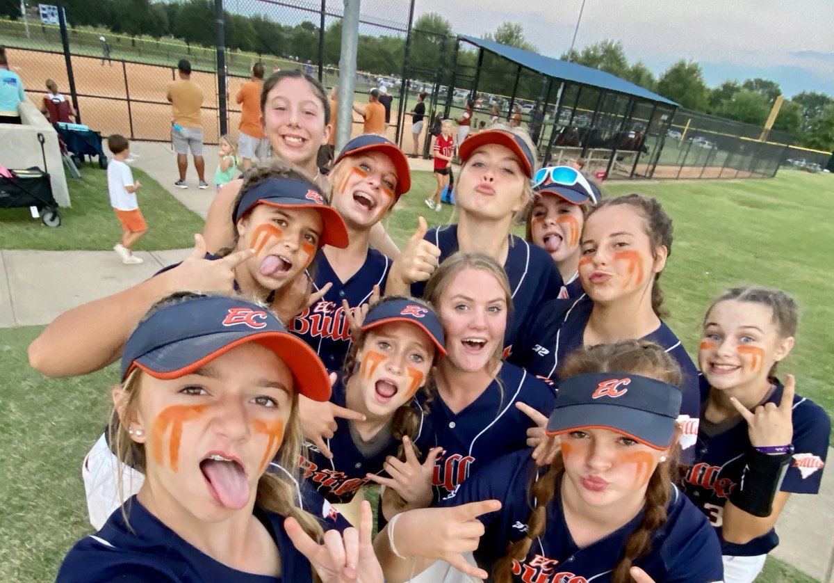 Ayla2027's tweet photo. My teammates and I went 4-0 yesterday @USASoftball Fall National Qualifier. I went 5 for 8 at the plate with a HR as well. We make a run for the championship today in Day 2 at 1pm. @EastCobbBullets @ECBulletsLowe @PeytonHendrix33 @LegacyLegendsS1 @ExtraInningSB https://t.co/tTKF4FoNhk