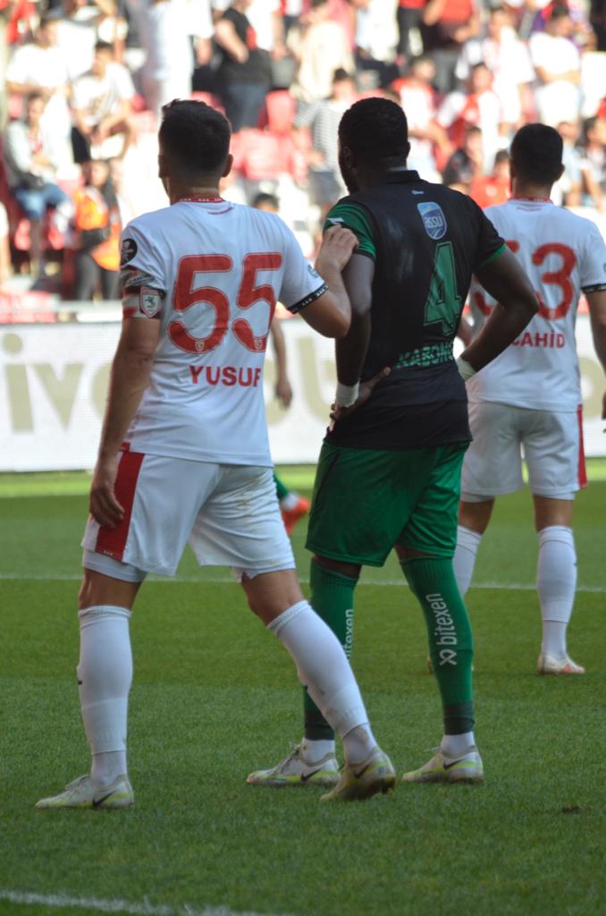 Sakaryaspor's tweet photo. 💪🏻📸 Müsabakanın ikinci yarısından kareler.
#SAMvSAK
#DelilerinTakımı https://t.co/FZZyuleJjx
