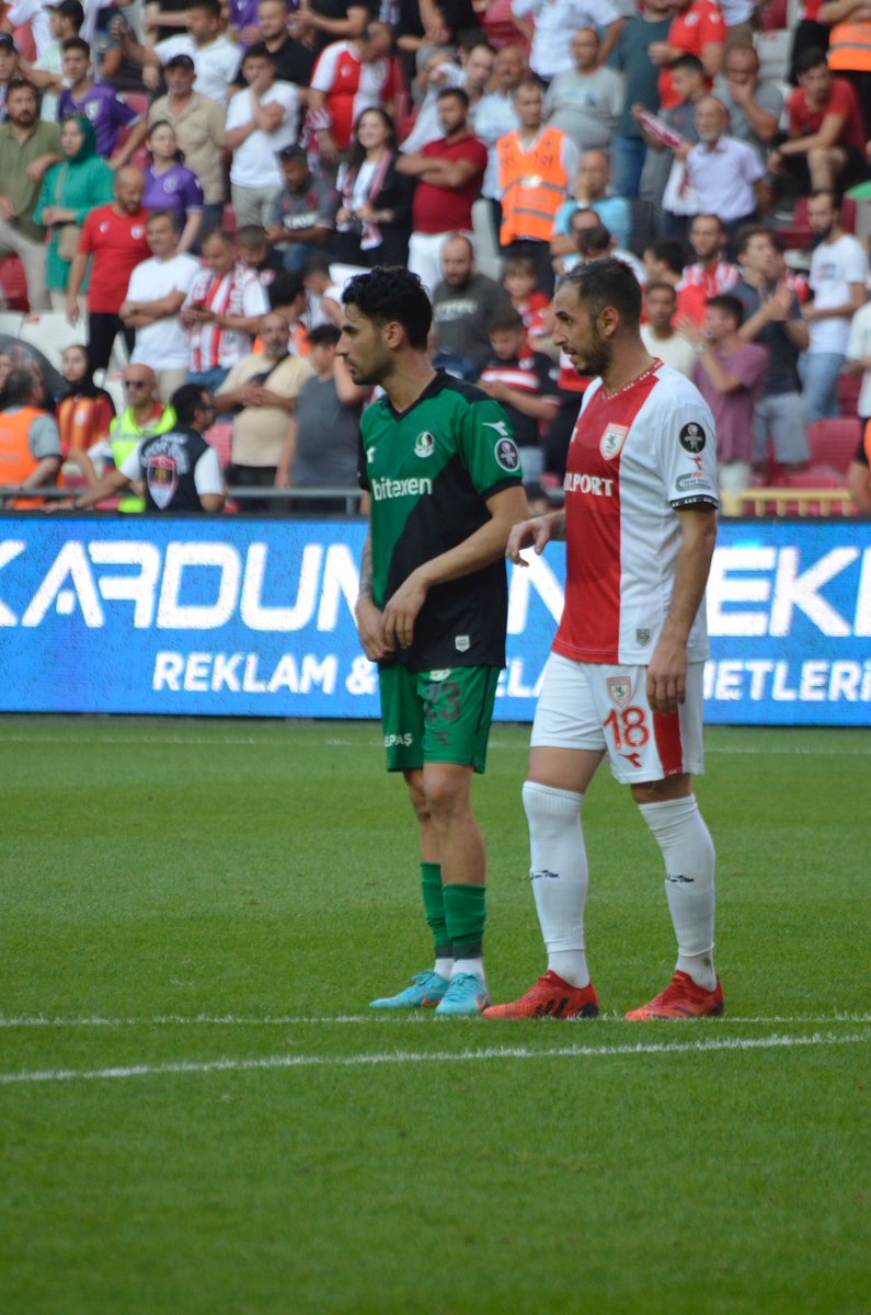 Sakaryaspor's tweet photo. 💪🏻📸 Müsabakanın ikinci yarısından kareler.
#SAMvSAK
#DelilerinTakımı https://t.co/FZZyuleJjx