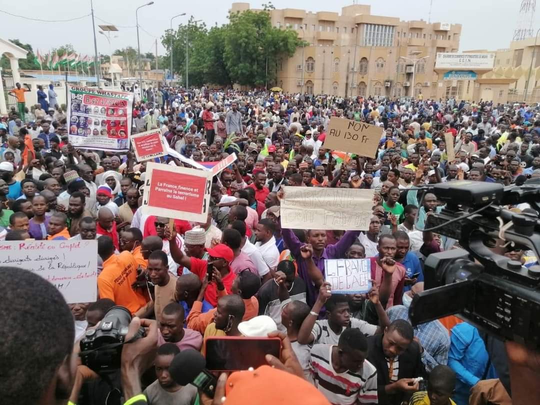 🔴#النيجر🇳🇪: مظاهرة كبيرة للمجتمع المدني النيجري صباح اليوم الأحد 18 سبتمبر  في العاصمة نيامي، للتنديد بـ:
-  تواجد القوات الفرنسية برخان على أراضيها
- بارتفاع الأسعار وغلاء المعيشة.
- و تقديم دعمهم الكامل لدولة #مالي🇲🇱، فيما يتعلق بالشكوى المرفوعة لدى الأمم المتحدة ضد فرنسا...