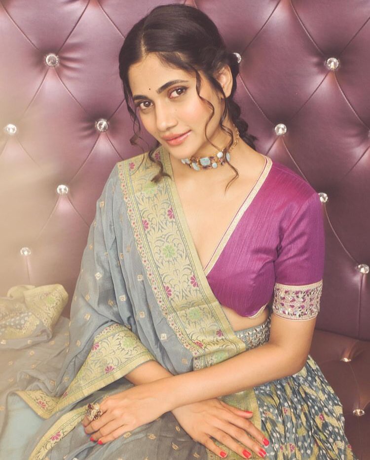 tharshliya_'s tweet photo. Gorgeous 💖💖💖
@Losliyamaria96 
#LOSLIYA #Annapoorni https://t.co/Ivg4nRRaOq