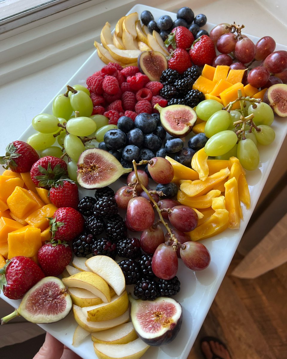 tiandrawilde's tweet photo. I made a cute fruit platter. Because cuteness matters.🍓 #naturescandy https://t.co/fwH8HkYxIt