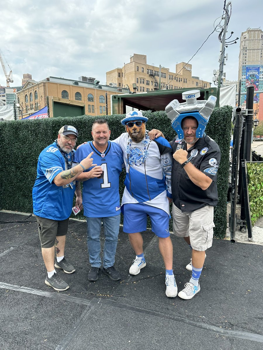 995WYCD's tweet photo. Best tailgate in Detroit with @HwoodGreektown at Music Hall on the corner of Madison &amp; Brush for every @Lions home game. The party starts at 9am with @Stevegrunwald . #Lions #WYCD https://t.co/vdEXxk217y