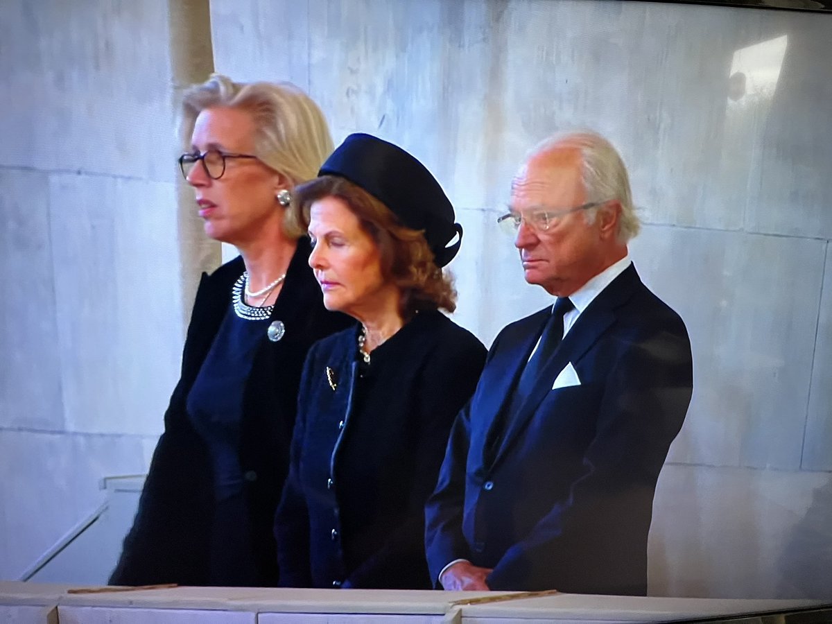 JerryOlsson's tweet photo. Kungen och drottning Silvia hedrar drottning Elizabeth II. #QueenElizabeth #layinginstate #kungen #Silvia https://t.co/IdUbHOozMB