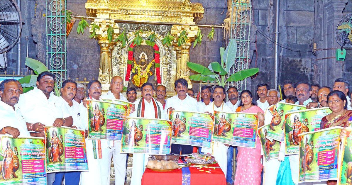 srikalahasti01's tweet photo. శ్రీకాళహస్తి దేవినవరాత్రుల గోడపత్రిక ఆవిష్కరించిన ఎమ్మెల్యే
Credits:@damupathi
#srikalahasti #skht #dussara2022 #srikalahastitemple #beautifulsrikalahasti .
#om #omnamahshivaya #shiva #shakti #snake #elephant #spider #temple #kalahastri #oldtemple #vayulingam https://t.co/JRN5pq5VpJ