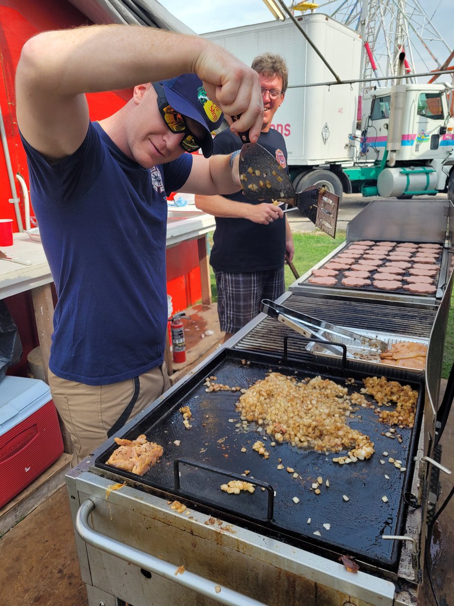 Last day of the @actonfallfair our grills loaded and our famous onions are cooking. Come by and grab some food before it's to late. @ChiefRehill @RickBonnette1 @_HaltonHills