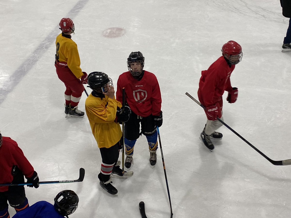 TanjaNecke's tweet photo. En nu allemaal duimen #helloplayer #ijshockey https://t.co/KmGOBXYuUf