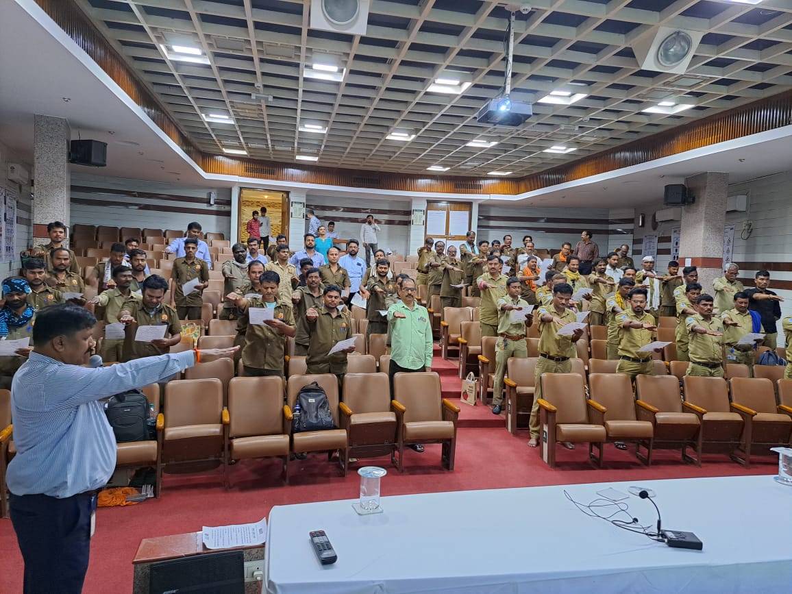 inai_ai's tweet photo. Project iRASTE successfully concluded the 2nd session of the driver training series “Defensive Driving &amp; Driver Assistance through AI”. Covered 400 drivers over 6 days. Greyspots module is the new addition. @ngpnmc @iiit_hyderabad @IntelIndia @MahindraRise @CSIRCRRI @IHUB_Data https://t.co/hhjI2WPHAQ