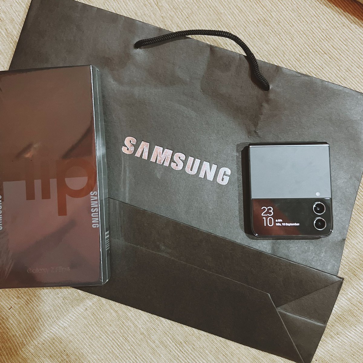 sewaiphonebdg's tweet photo. Sewa samsung z flip 4 ! #sewasamsungzflip4 #sewahp #sewaiphone #sewaiphonebandung https://t.co/V13UVj8Bjr