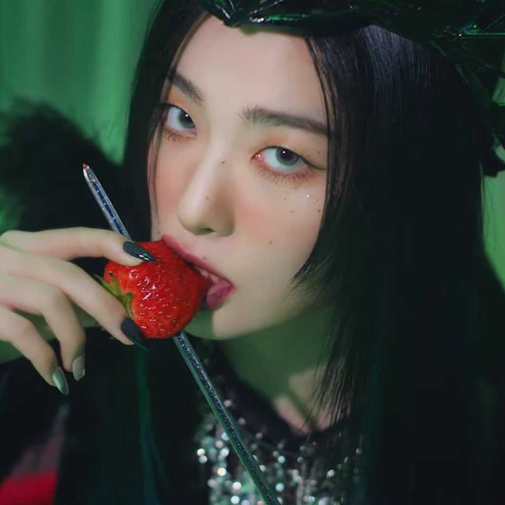 SEULGI_TH's tweet photo. สตรอเบอร์รี่🍓 &amp; แอปเปิ้ล🍎 https://t.co/oRNKdti6UL