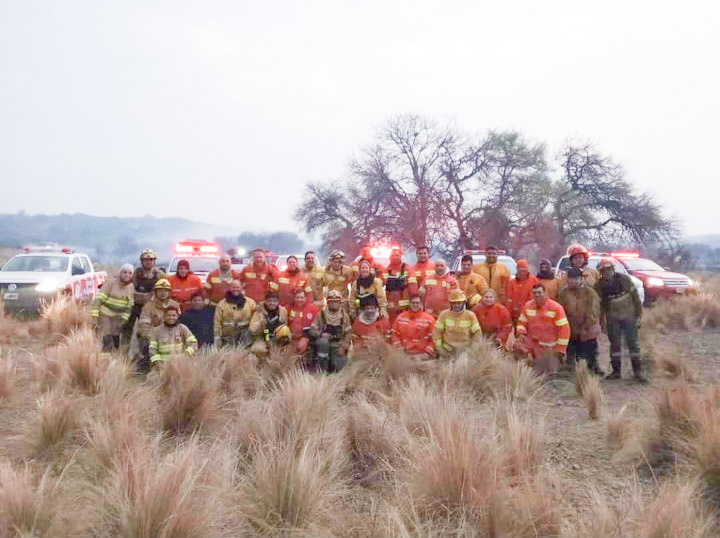 Vamos que se puede 💪🏻🧑‍🚒👩‍🚒
Esta controlado el 90% del incendio en todos sus perímetros. Así lo informó Ariel Machuca jefe del cuartel de Bomberos Voluntarios de Mina Clavero. Se trabaja en guardia de cenizas y control estricto para su cierre total en las próximas horas o lunes.