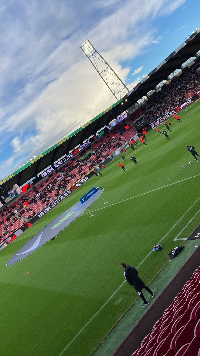 Den sidste af de første 60 kampe i <a href="/Superligaen/">3F Superliga</a> 
<a href="/fcmidtjylland/">FC Midtjylland</a> var i offensivt hopla forleden, mens 
<a href="/FCKobenhavn/">F.C. København</a> lukkede effektivt af.
Det kan blive både en dreng og en pige - direkte i LIGA på P4