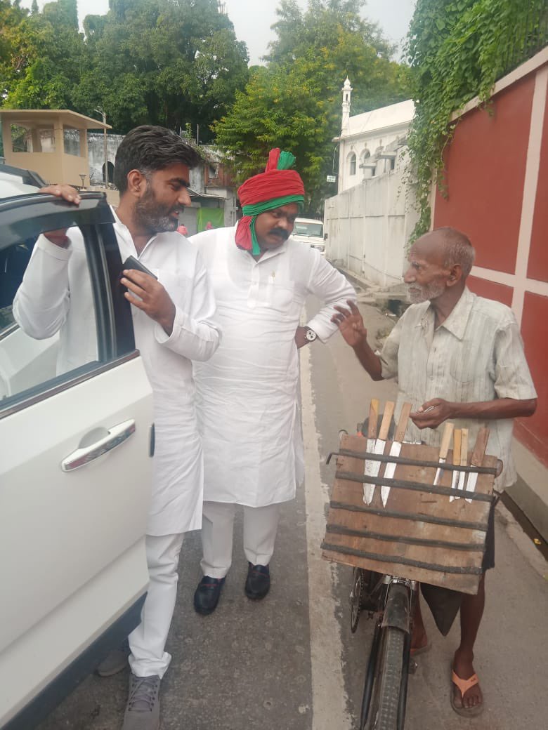 atulpradhansp's tweet photo. #लखनऊ में ! 
 नर की सेवा नारायण की सेवा है।। https://t.co/2sVGmZDwxI