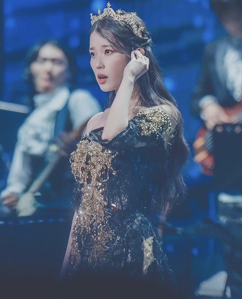 iuvisuals's tweet photo. #IU #이지은
#키스가죄 #밤을걷다 https://t.co/hNP1HjGXkn