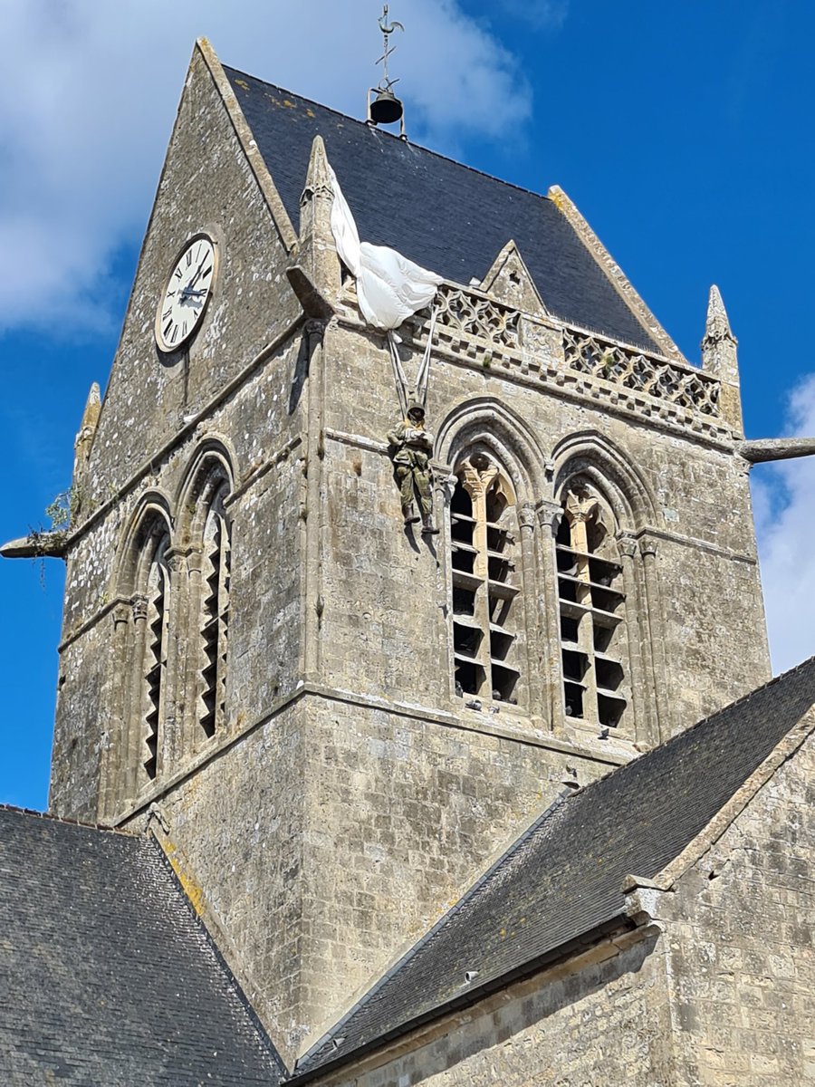natasja_dankers's tweet photo. #SainteMereEglise tijdens operatie #Overlord bleef de Amerikaanse parachutist #JohnSteele aan deze kerk hangen (5 op 6 juni 1944) #UtahBeach D-Day #Normandie https://t.co/bZVa3DTMlS