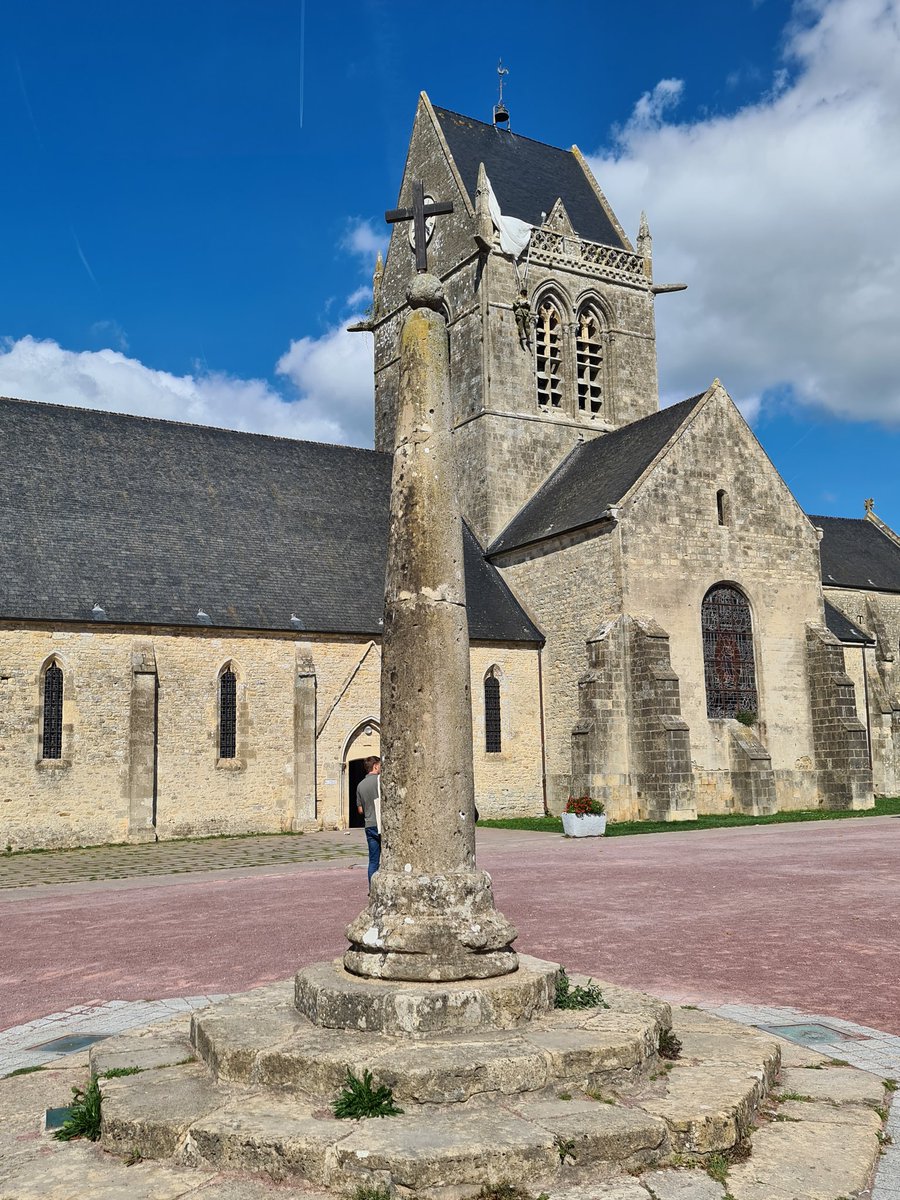 natasja_dankers's tweet photo. #SainteMereEglise tijdens operatie #Overlord bleef de Amerikaanse parachutist #JohnSteele aan deze kerk hangen (5 op 6 juni 1944) #UtahBeach D-Day #Normandie https://t.co/bZVa3DTMlS