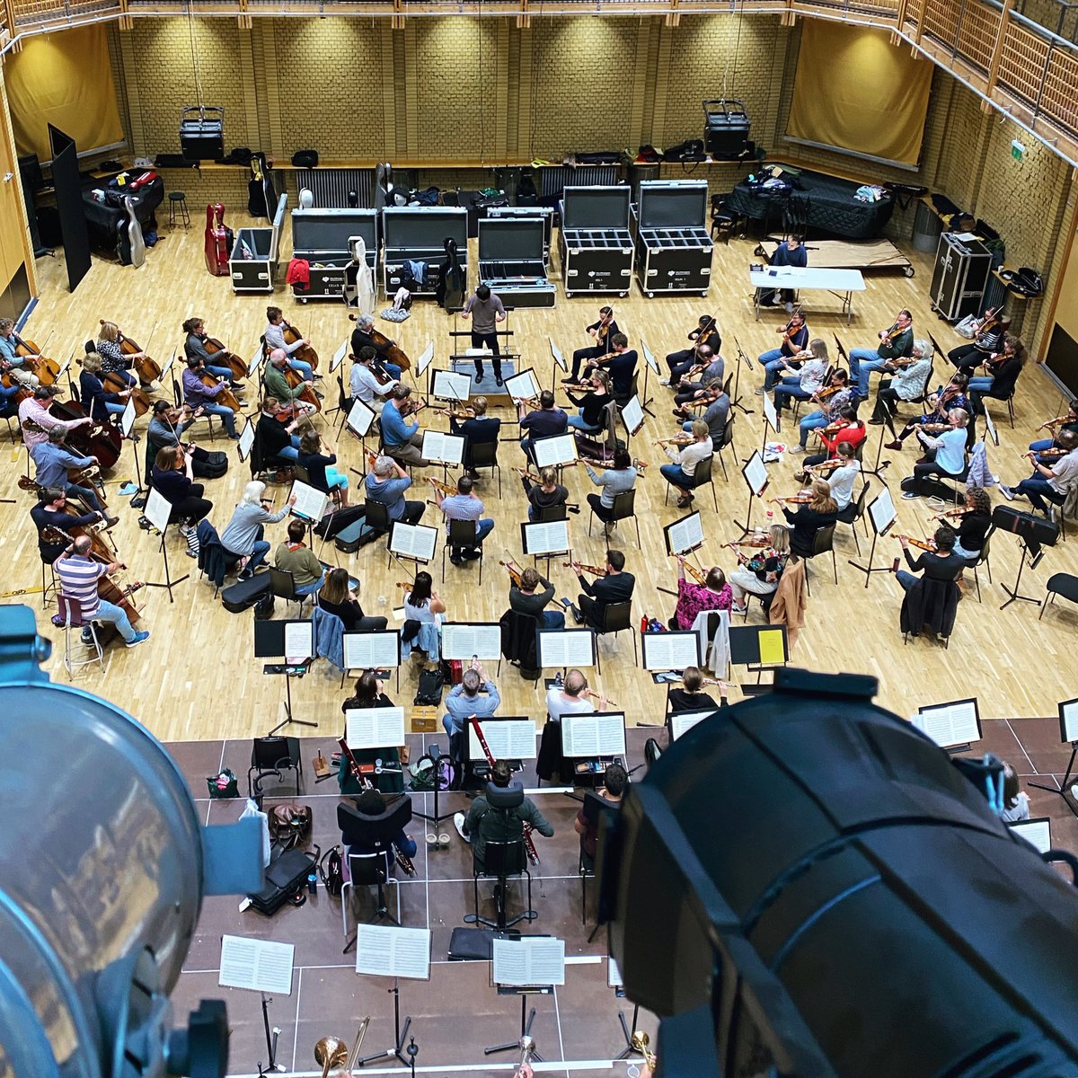 First day of @TheCBSO rehearsals after the summer break - preparing for our 2022/23 season opening concert on Tuesday with @yamakazu_takt and @NickyBenedetti (and sounding 👌 from my secret spot behind the lights)