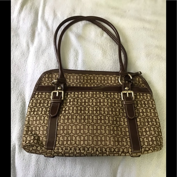 greencouchlazy's tweet photo. So good I had to share! Check out all the items I'm loving on @Poshmarkapp #poshmark #fashion #style #shopmycloset #gianibernini #erinlondon #petitesophisticate: https://t.co/i2L0KeUWIb https://t.co/SqmnqaRxUJ