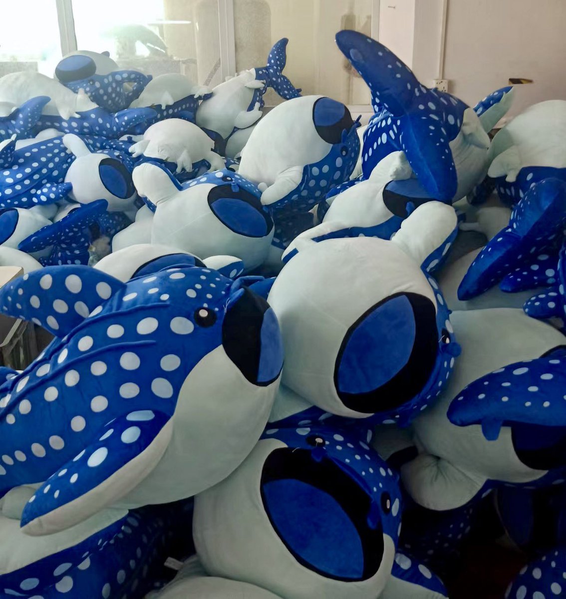 slime_story's tweet photo. we did it. We made a 4ft whaleshark plushie. 🐋💙🦈 https://t.co/7rZ4pAvnSB