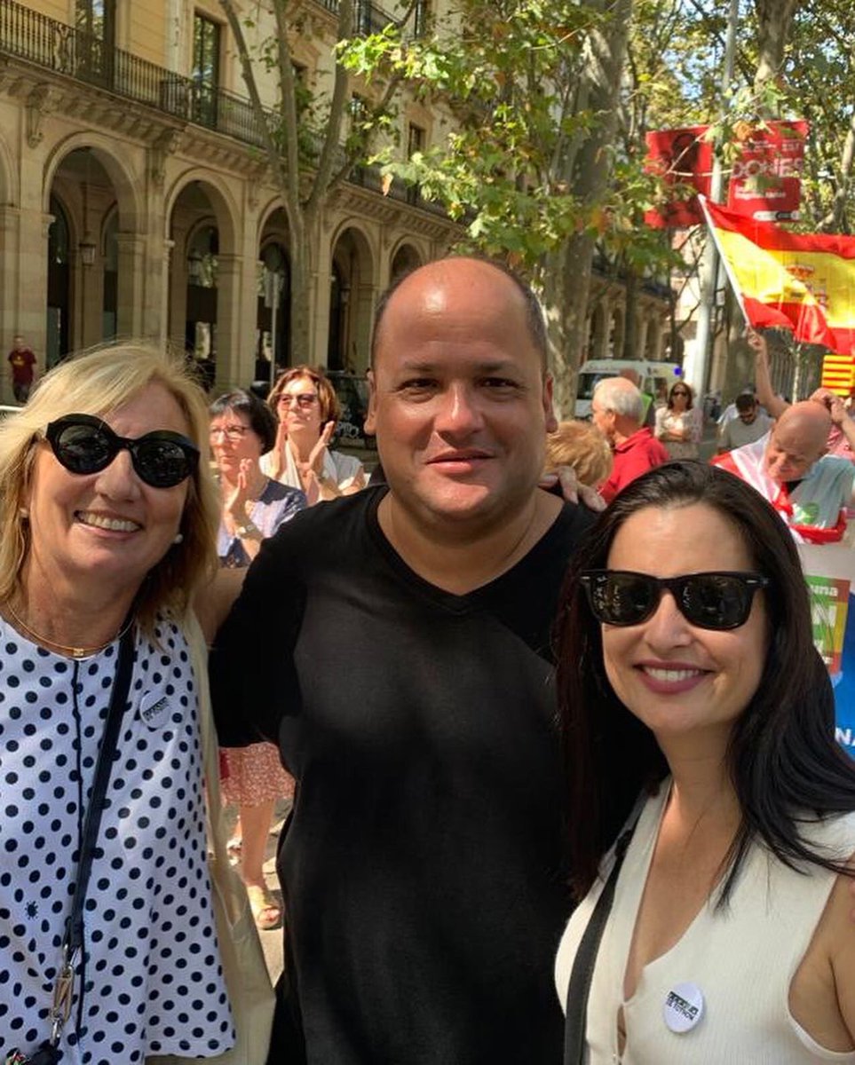 PatiCambrils's tweet photo. En Barcelona, defendiendo los derechos de todos, defendiendo la democracia, la libertad y la justicia. #yovoy18sbcn #escueladetodos https://t.co/yDNuvAxJb8