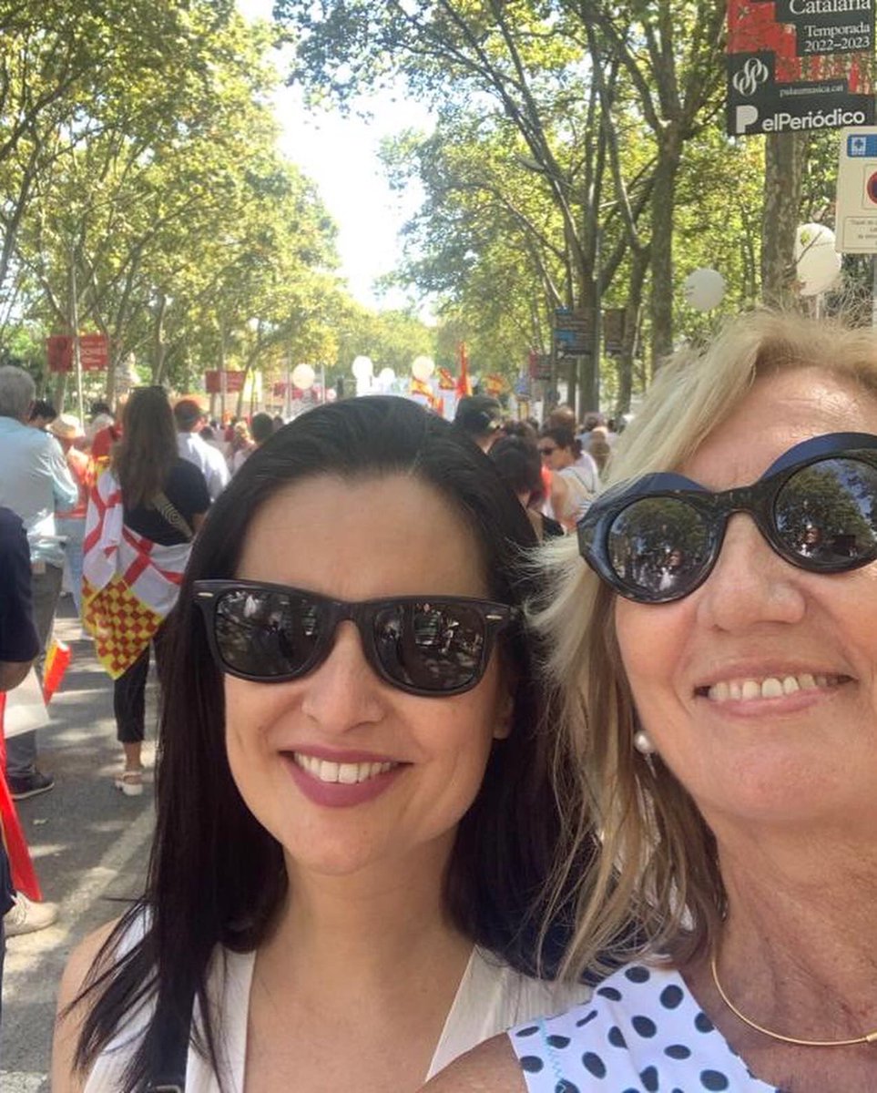 PatiCambrils's tweet photo. En Barcelona, defendiendo los derechos de todos, defendiendo la democracia, la libertad y la justicia. #yovoy18sbcn #escueladetodos https://t.co/yDNuvAxJb8