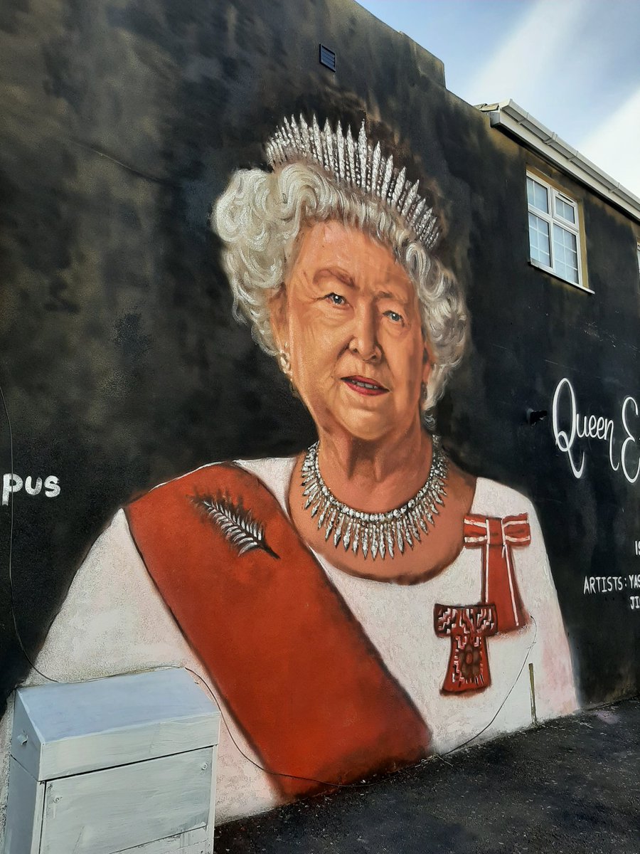 SchelfautSanne's tweet photo. Hilariteit in Londen over deze 'verse' muurschildering van de Queen in het westen van de stad. Lijkt ze of lijkt ze niet, that's the question. Een van de kunstenaars, Jignesh Patel, meldt dat ie haar make-up inmiddels heeft bijgewerkt. #QueenElisabeth #Queen https://t.co/BeIxLi2dyl