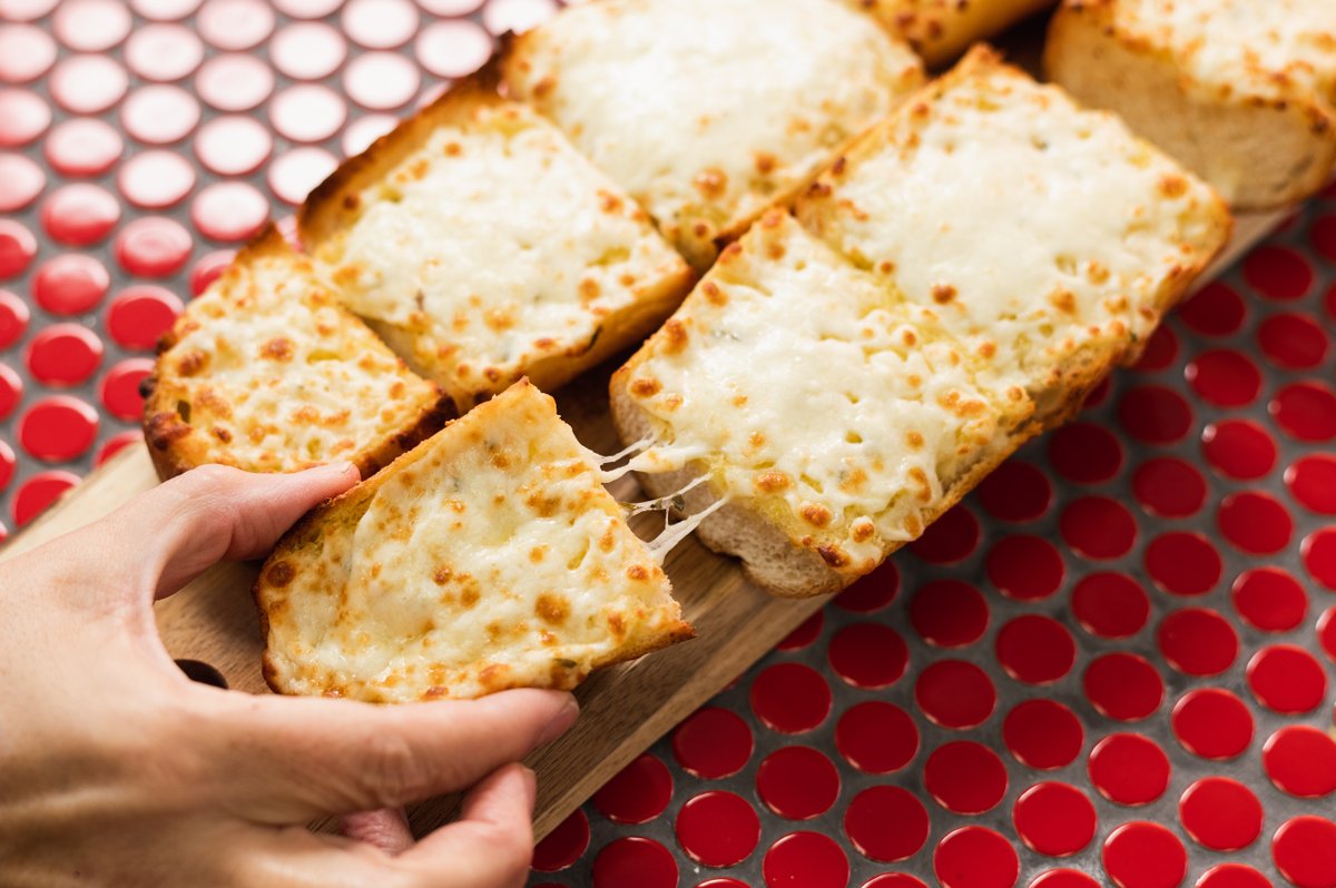 NewOrleansCAN's tweet photo. Just here for the cheese 🧀
.
.
.
#NewOrleansPizza #MyNOP #Pizzeria #GarlicBread #CheesyGarlicBread #CheeseLover #Delicious #Sides #Garlic #Bread #Delivery #PickUp #GarlicBreadIsLife https://t.co/1fJLgpz9Bn